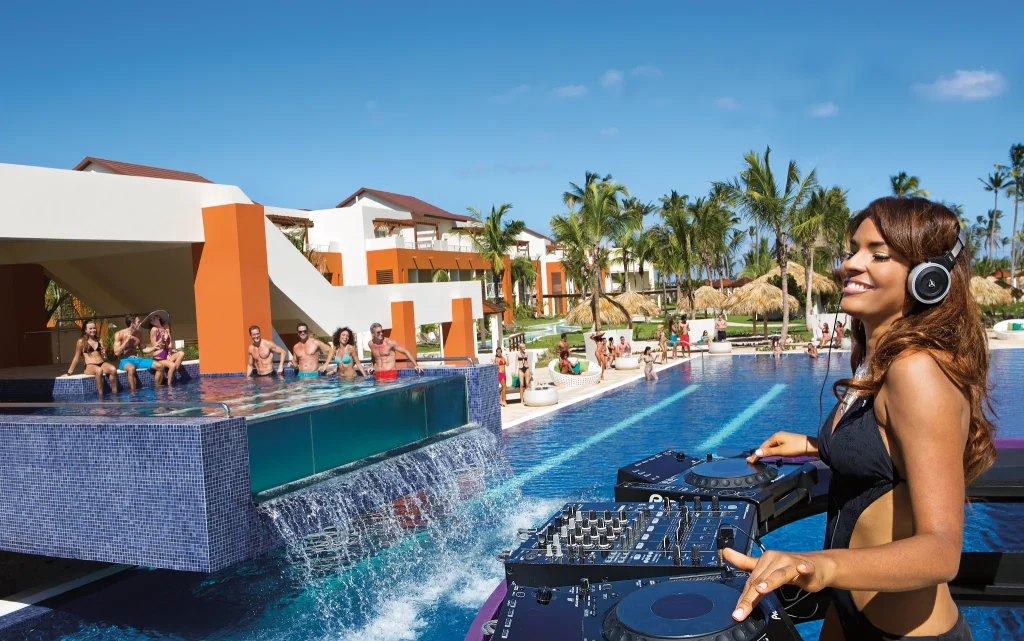 Freestyle swim and entertainment zone
