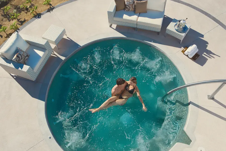 Romance in the outdoor whirlpool