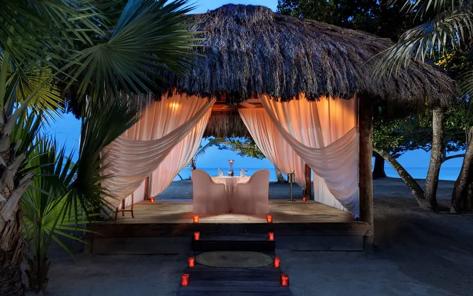 Romantic beach dining