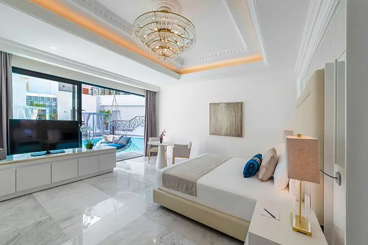 Mansion swim-up suite