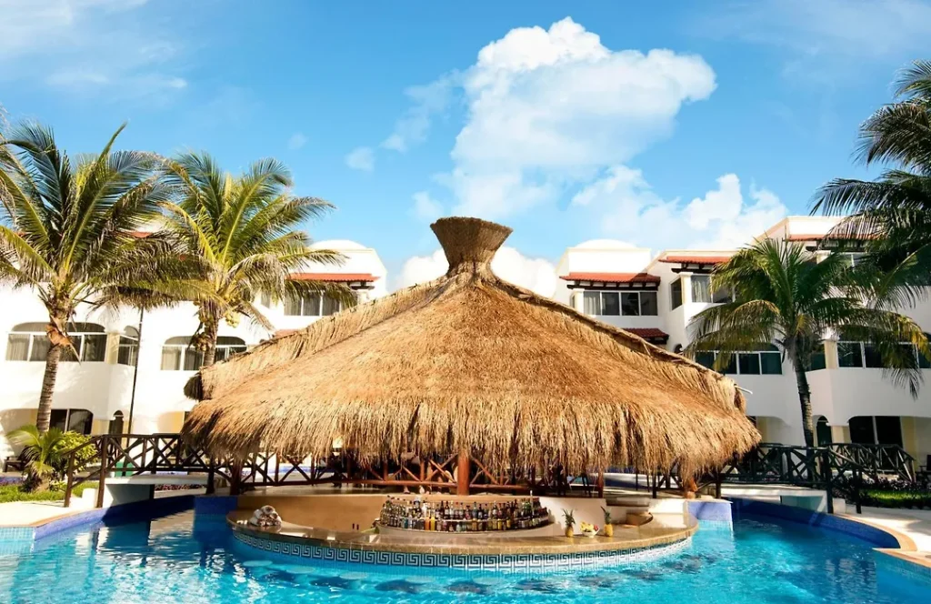 C'est La Vie swim-up bar