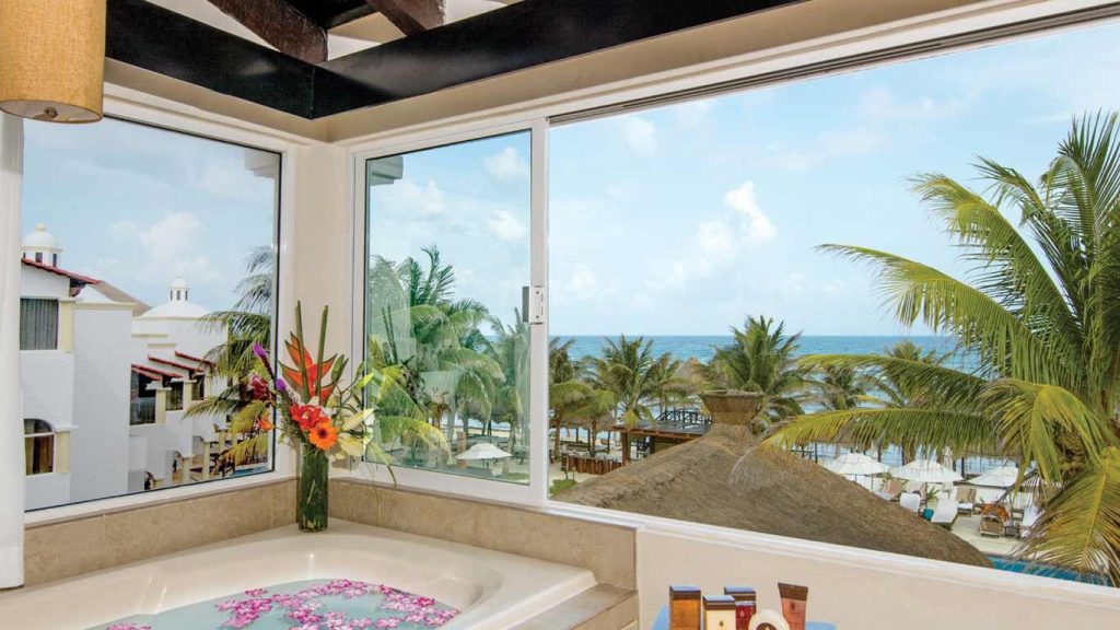 Jacuzzi over-lookng the ocean