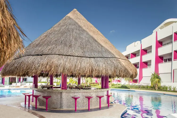 Zilanzio Pool Bar at Temptation