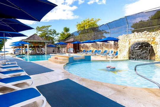 Hot tub and pools all included